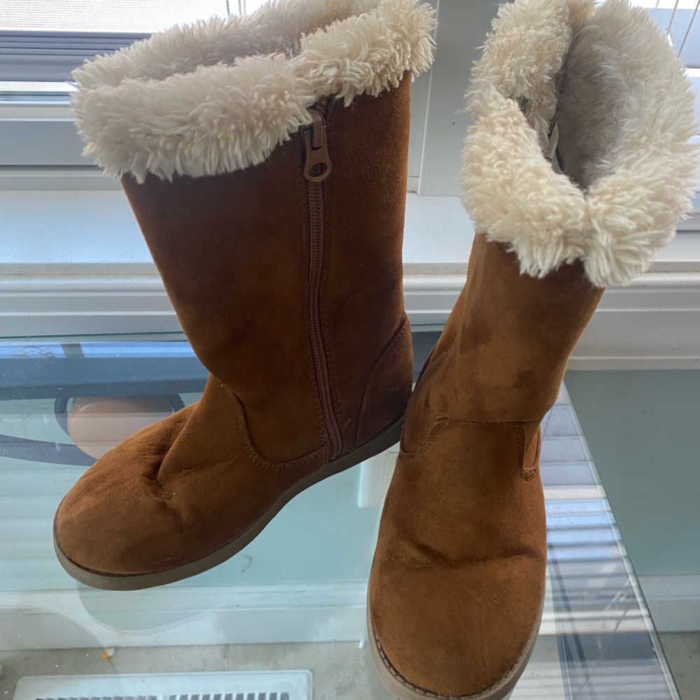 Very light wear. Excellent condition.